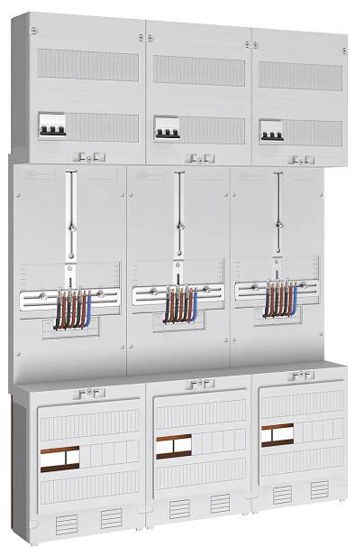 Un tableau électrique avec plusieurs disjoncteurs et des fils de couleurs connectés, utilisé pour distribuer et gérer l'alimentation électrique dans un bâtiment.
