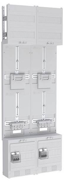 Un grand panneau de distribution électrique gris avec différentes sections et composants destinés à la gestion des circuits électriques.