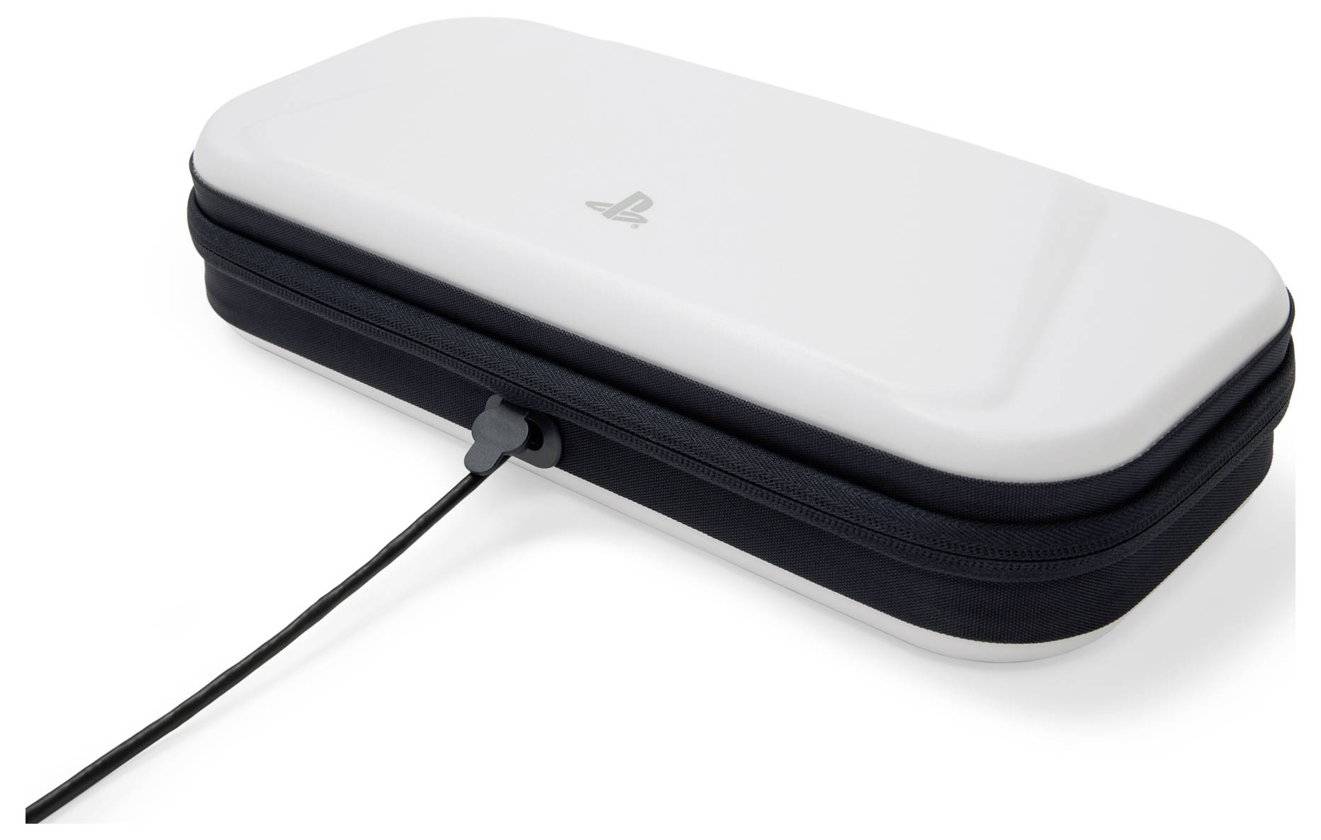 Un étui de transport PlayStation blanc avec une fermeture éclair noire et un câble de charge attaché.