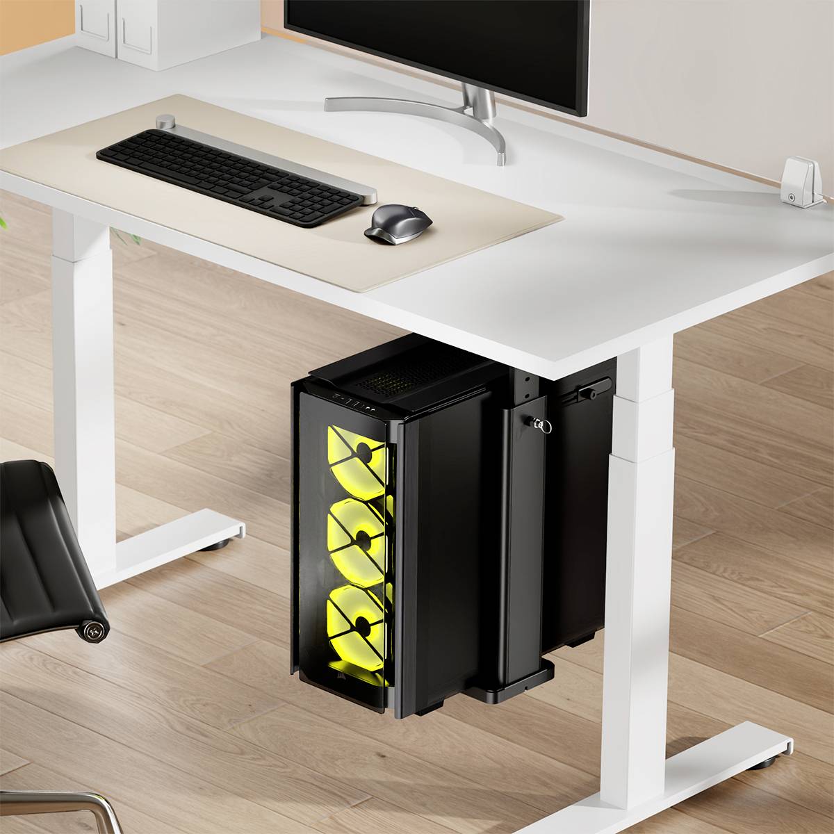 Un poste de travail moderne avec un écran d'ordinateur, un clavier et une souris, comprenant une tour d'ordinateur noir élégante, illuminée de lumières jaunes.