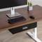Un bureau en bois avec un moniteur, un clavier et une souris. Un petit cactus en pot est placé à côté du moniteur. Le bureau repose sur une jambe en métal blanc.