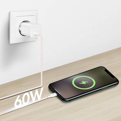 Un smartphone sur une surface en bois clair est en train de charger sans fil. Un adaptateur secteur branché affiche « 60W », indiquant une capacité de charge rapide.