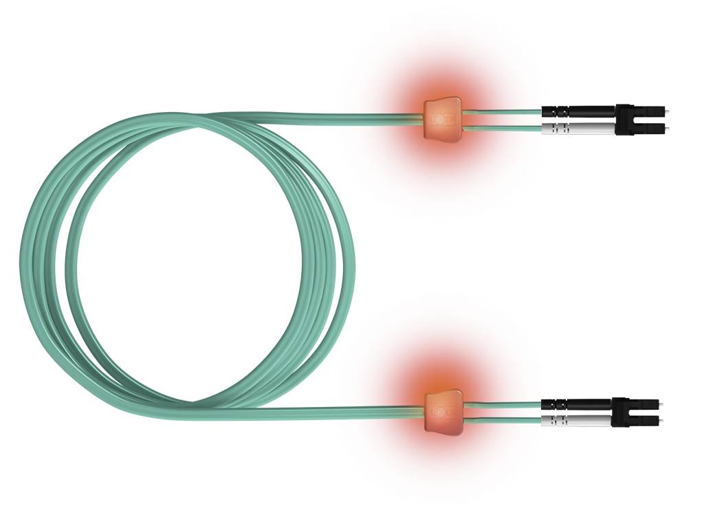 Un câble à fibre optique vert avec des connecteurs aux deux extrémités présente deux surlignages orange indiquant des points de signal ou des connexions.