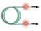 Un câble à fibre optique vert avec des connecteurs aux deux extrémités présente deux surlignages orange indiquant des points de signal ou des connexions.