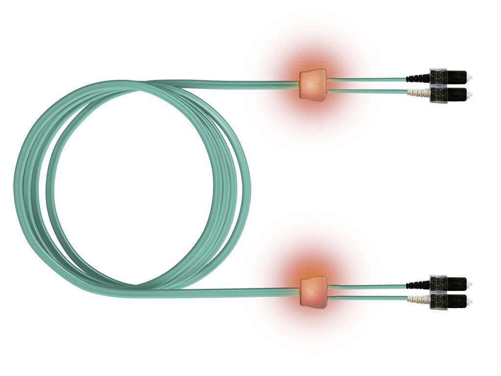 Un câble à fibre optique turquoise avec deux connecteurs orange, chacun mis en valeur par une lueur rouge, représentant une transmission de données active.