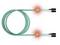 Un câble à fibre optique turquoise avec deux connecteurs orange, chacun mis en valeur par une lueur rouge, représentant une transmission de données active.