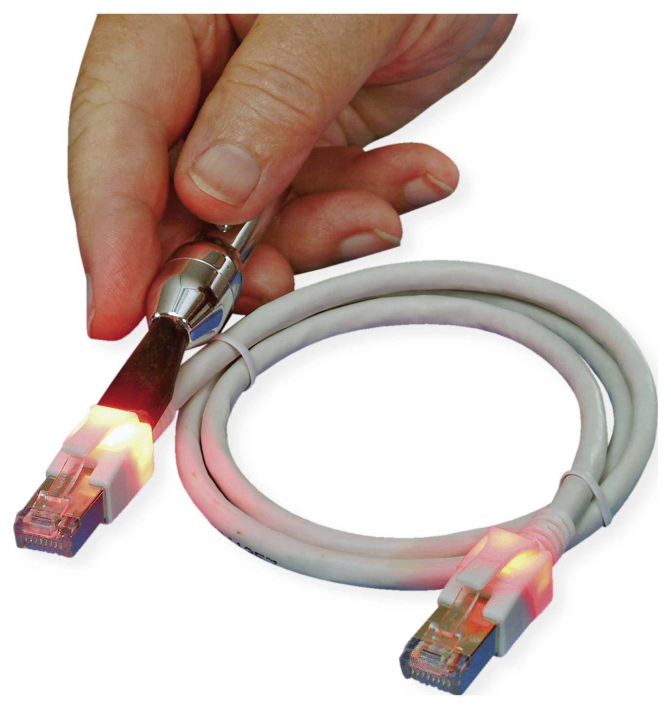 Une main tenant un outil réfléchissant au-dessus d'un câble Ethernet enroulé, avec des lumières rouges illuminées près des connecteurs, indiquant une activité.