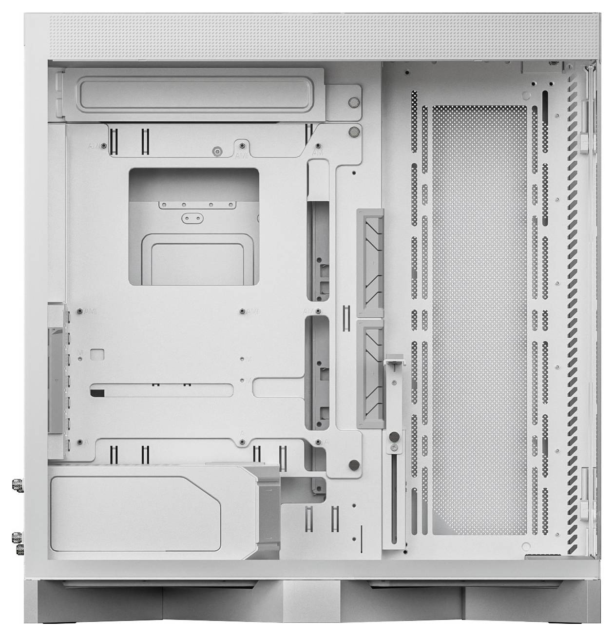Un intérieur de boîtier d'ordinateur blanc avec plusieurs emplacements pour composants, comprenant une grande grille de ventilation et des espaces pour les disques durs et l'alimentation.