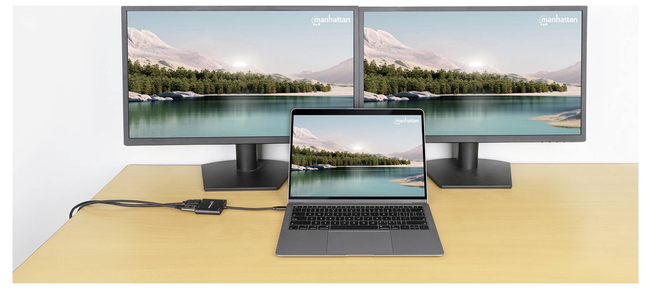 Un ordinateur portable connecté à deux écrans affichant des paysages identiques de lac et de montagnes, démontrant la capacité de configuration multi-écrans.