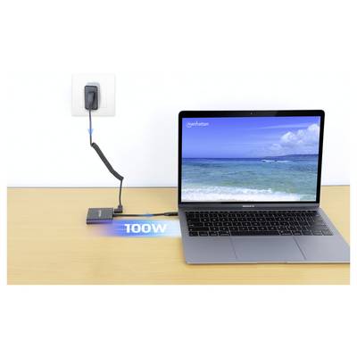 Un ordinateur portable est posé sur un bureau affichant une scène de plage. Il est connecté à un adaptateur secteur branché dans une prise murale, portant l'étiquette « 100W » indiquant la puissance de charge.