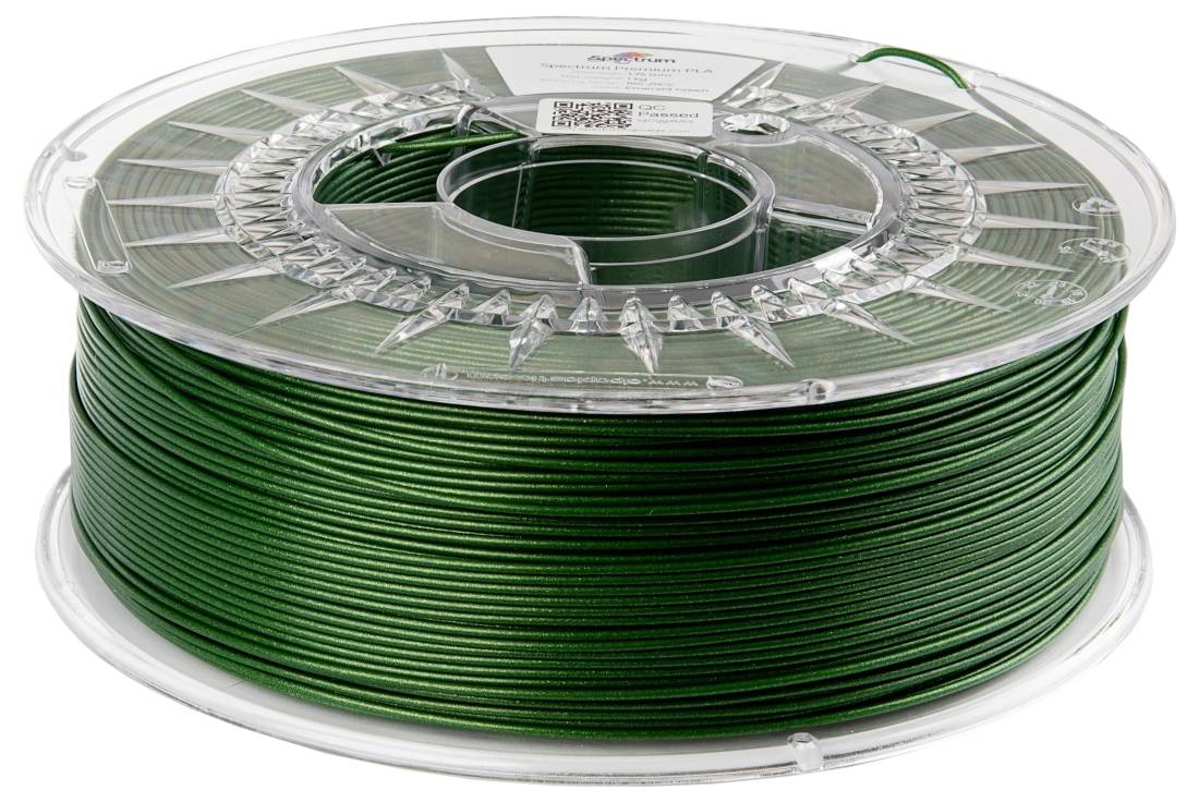 Un bobineau en plastique transparent contient du filament d'impression 3D vert, enroulé soigneusement. Une étiquette sur le dessus du bobineau indique la marque et les spécifications.