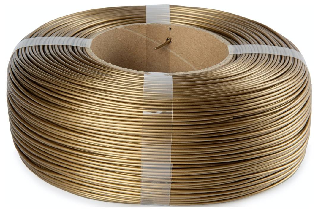 Un enroulement de fil de cuivre enroulé autour d'un cylindre en carton, fixé avec du ruban blanc, utile pour des applications électriques ou artisanales.