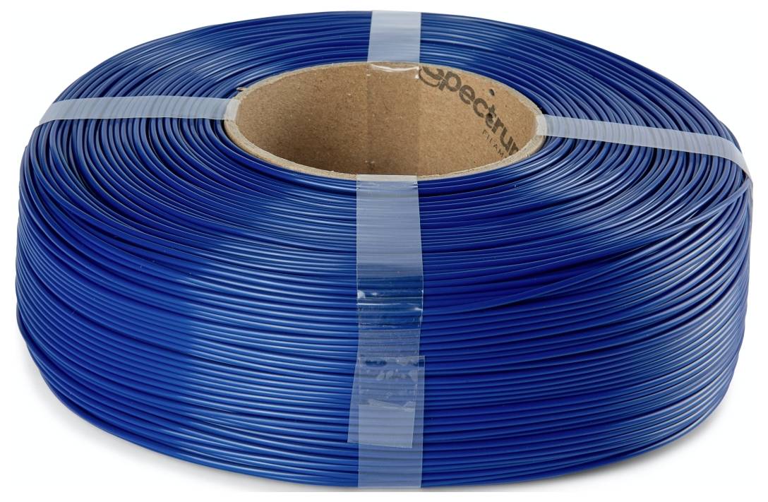 Un rouleau de filament plastique bleu pour impression 3D, enroulé soigneusement avec un noyau en carton visible, maintenu par un morceau de ruban adhésif.