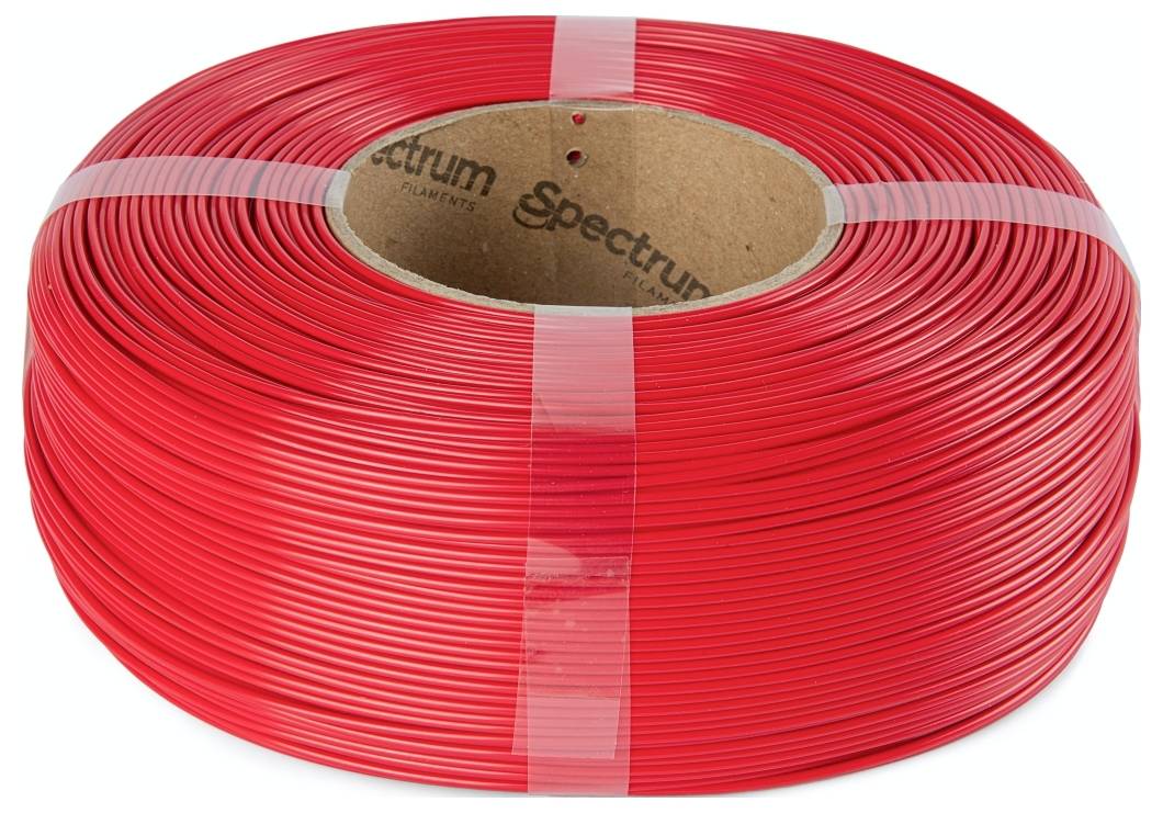 Une grande bobine de fil rouge avec un centre en carton, maintenue par deux sangles de plastique transparentes.