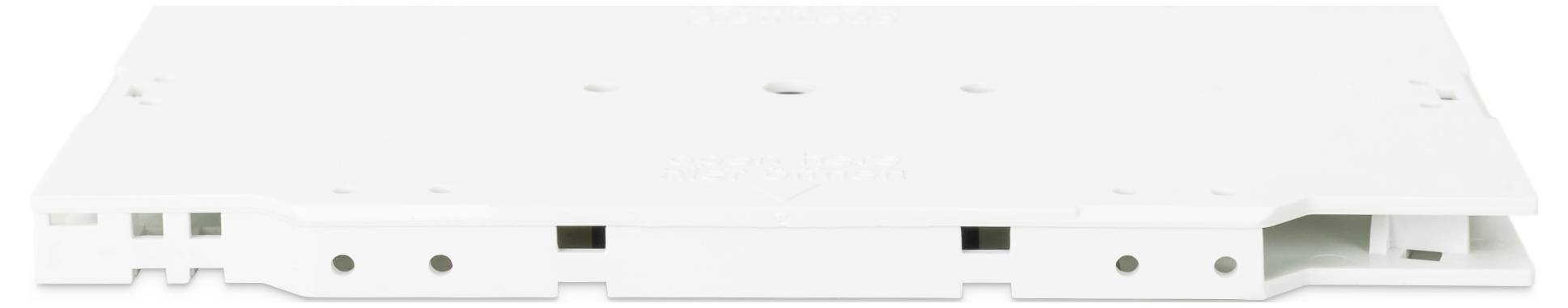 Un boîtier en plastique blanc avec plusieurs fentes et ouvertures, probablement un support de montage ou un composant de boîtier, vu de son bord.