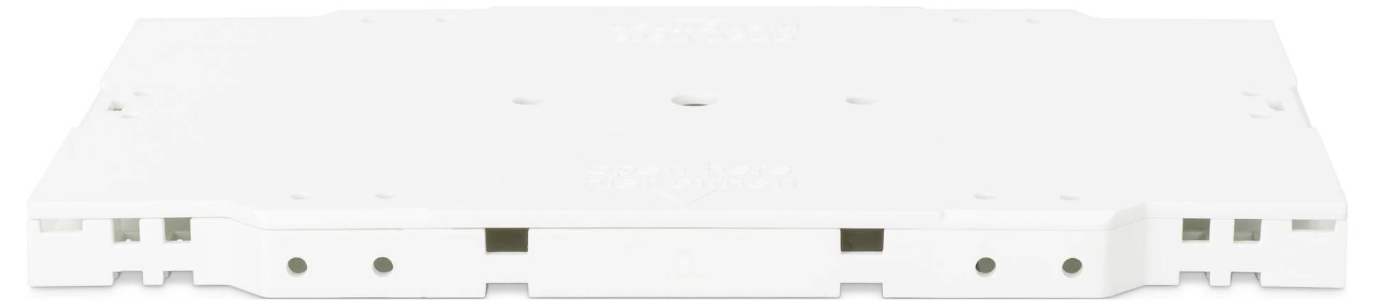 Un panneau en plastique blanc avec plusieurs fentes et trous, ressemblant à un support de montage ou à une base de composant électronique.