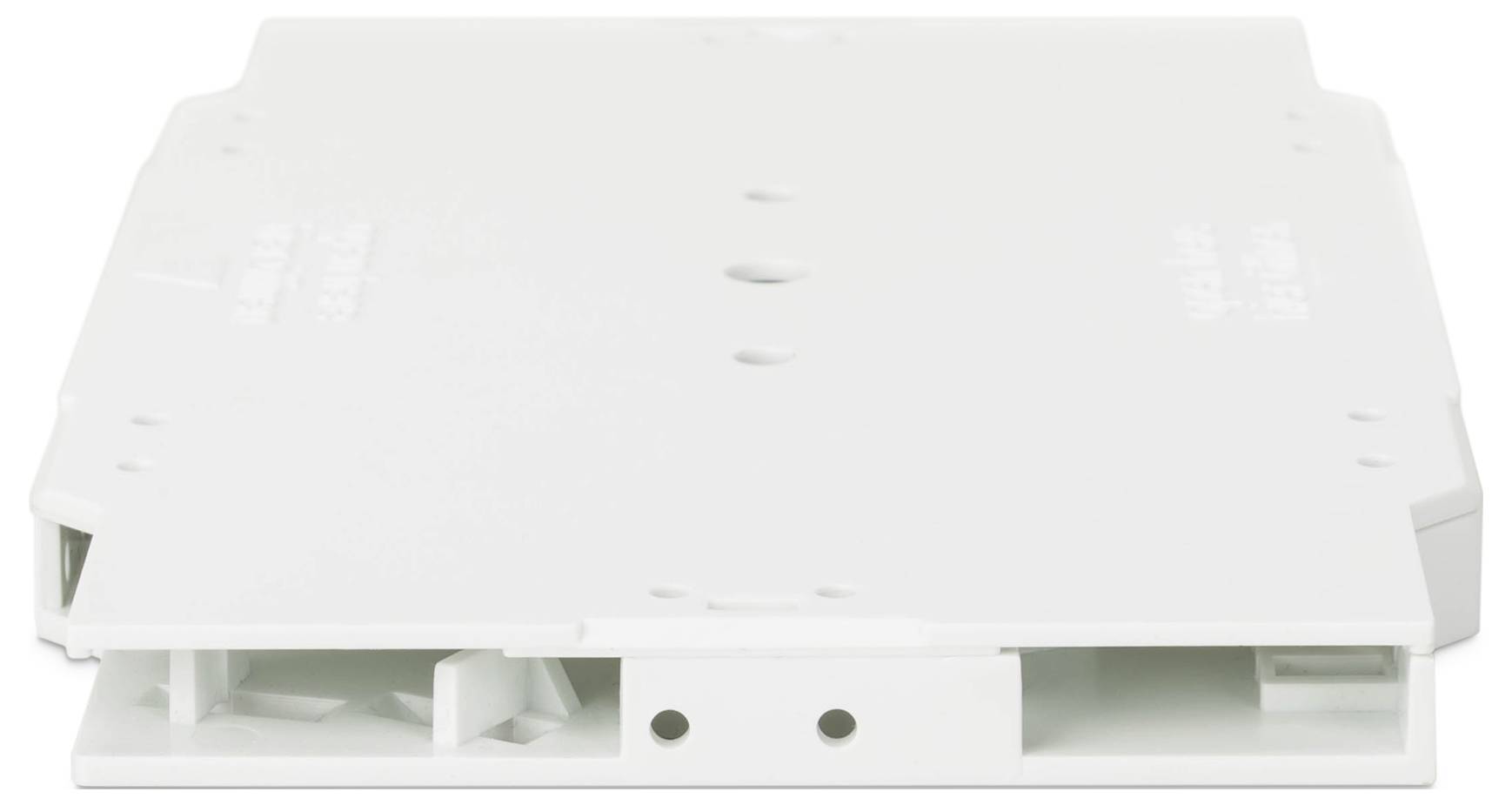 Un support de montage en plastique blanc pour dispositifs réseau, présentant plusieurs trous de vis et une base plate.