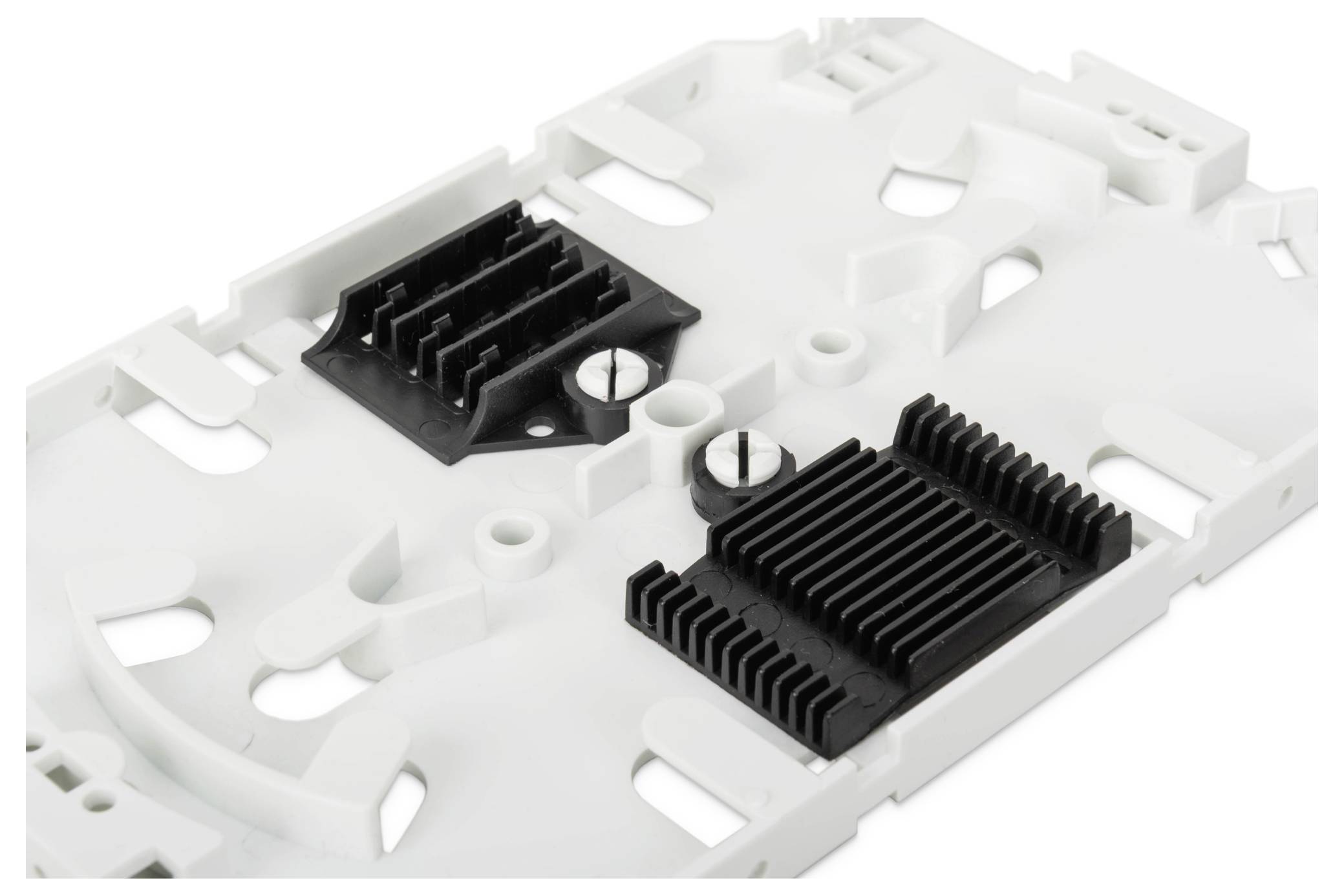 Un plateau de jonction en fibre plastique blanc avec des clips de gestion de fibre noirs et des vis.