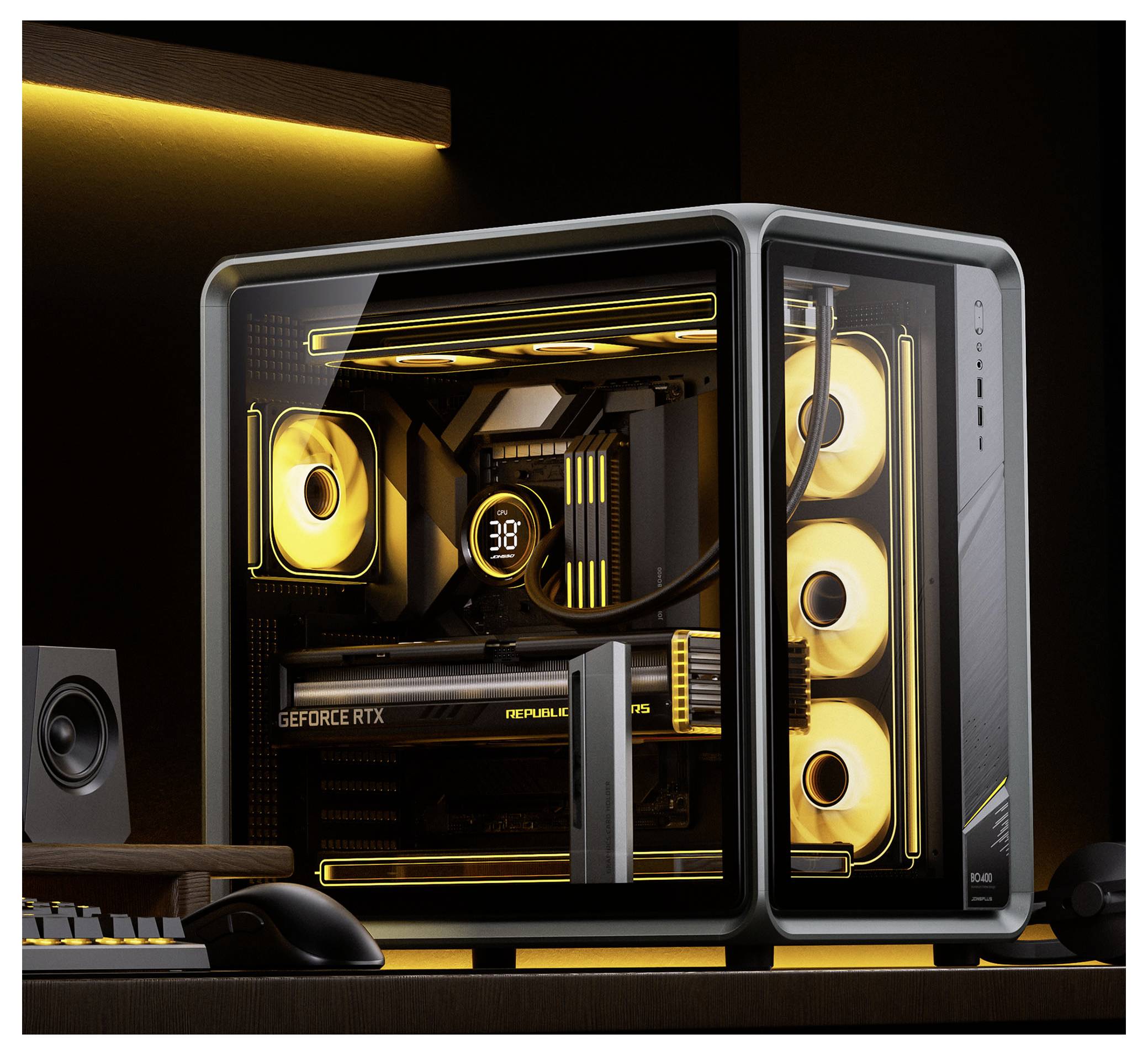 Un PC de jeu moderne avec des ventilateur jaunes illuminés, un boîtier transparent et une carte graphique 'GeForce RTX' sur un bureau avec un clavier et un haut-parleur.