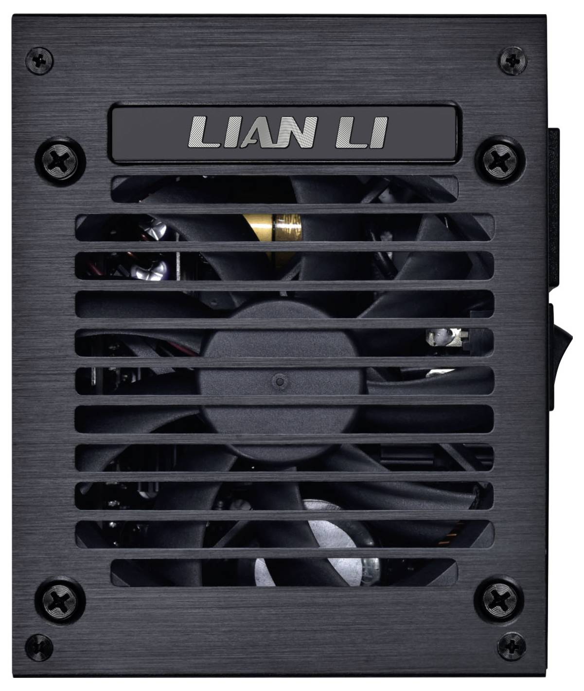 L'image montre un boîtier d'ordinateur Lian Li avec un ventilateur de refroidissement visible derrière une grille métallique, utilisé pour la ventilation et le refroidissement des composants matériels.