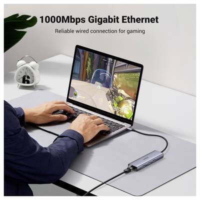Un utilisateur utilise un ordinateur portable connecté à un Ethernet filaire, en train de jouer à un jeu. Le texte indique « Ethernet Gigabit 1000 Mbps » et « Connexion filaire fiable pour le jeu »