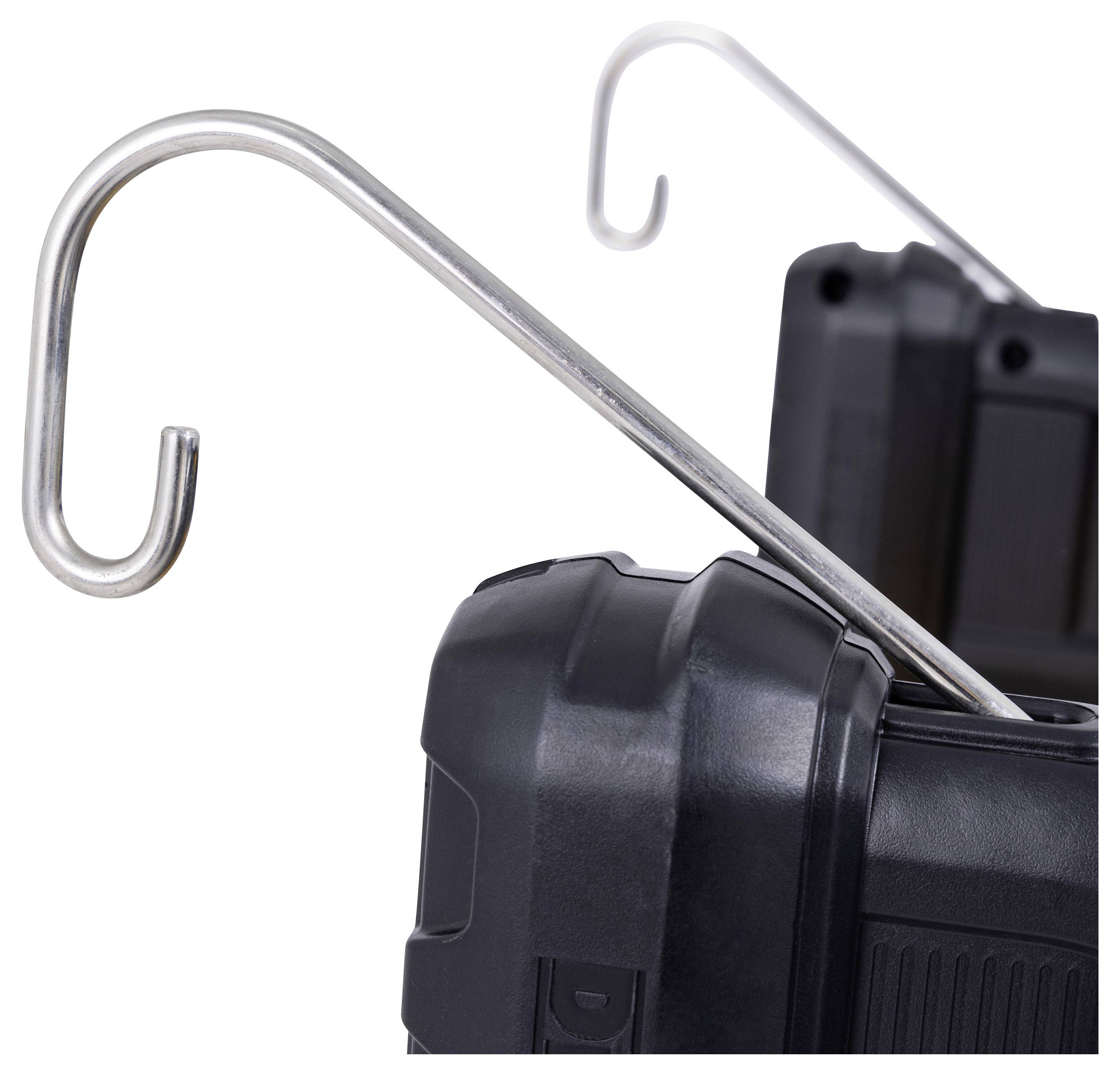 Gros plan de deux crochets métalliques attachés à un appareil portable noir, probablement destinés à accrocher ou à transporter l'appareil.