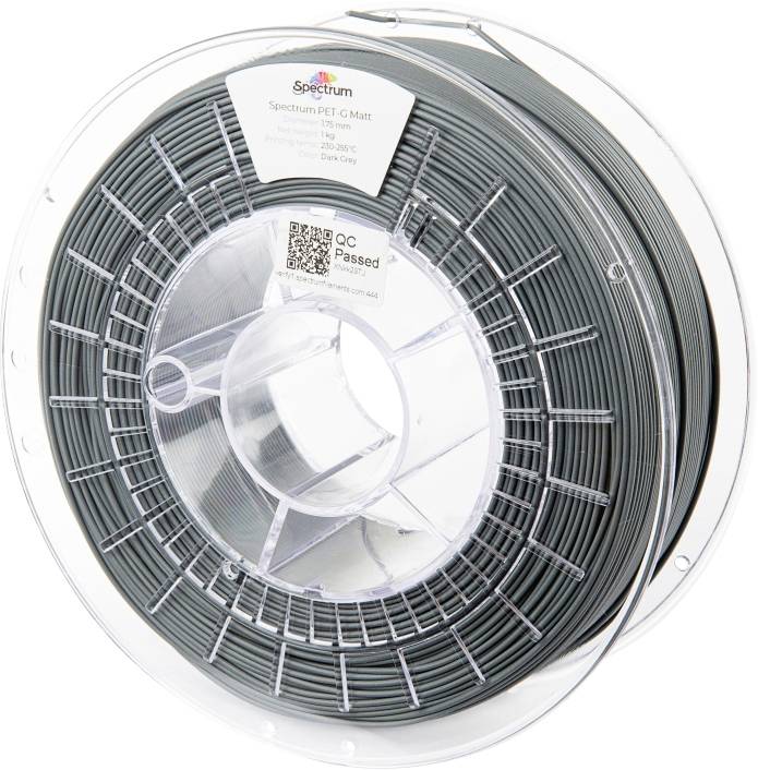 Un rouleau de filament d'impression 3D gris étiqueté « Spectrum PET-G Matt ». L'étiquette indique les propriétés du matériau telles que le poids, le diamètre et la température d'impression.