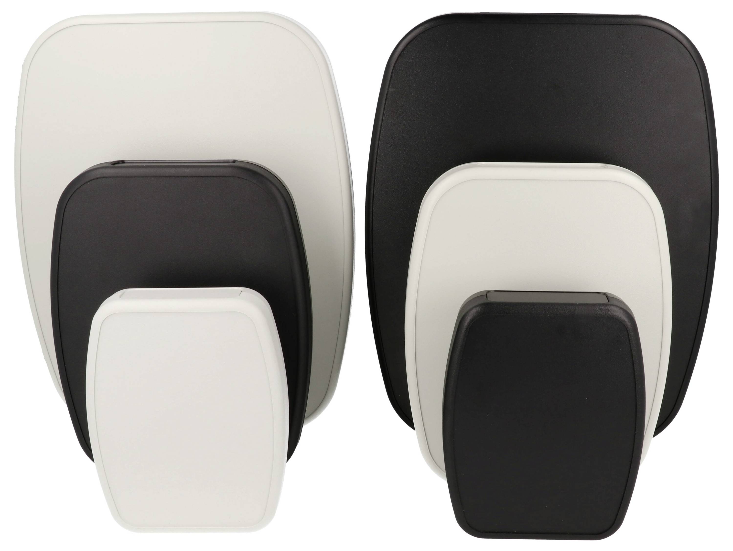 Deux paires de grands casques audio, l'une en blanc et l'autre en noir, disposées sur un fond uni.