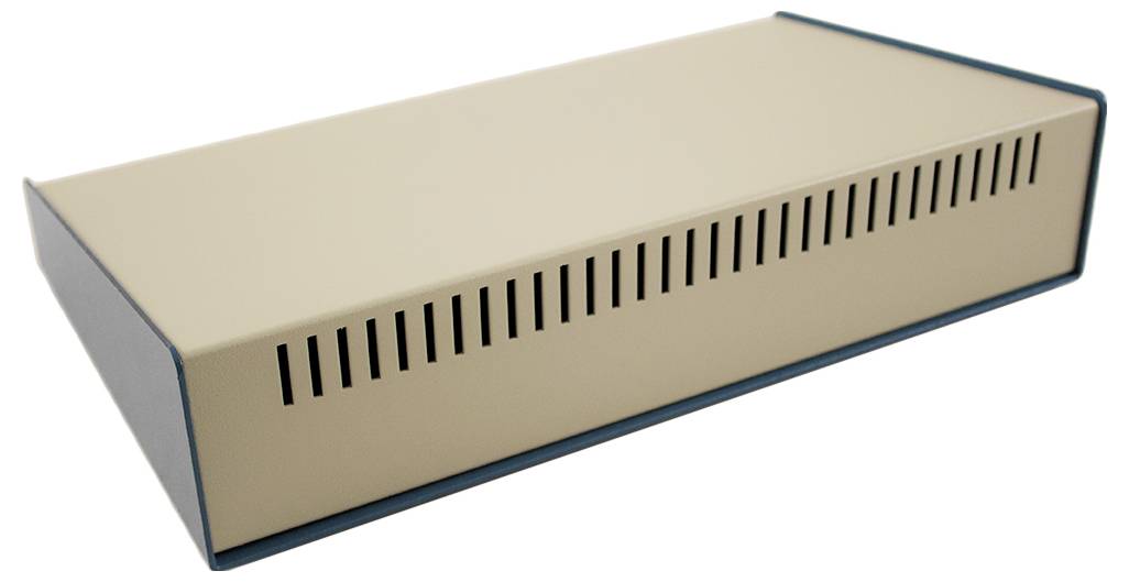 Boîtier métallique beige avec des fentes de ventilation sur le côté, utilisé pour loger des composants électroniques.