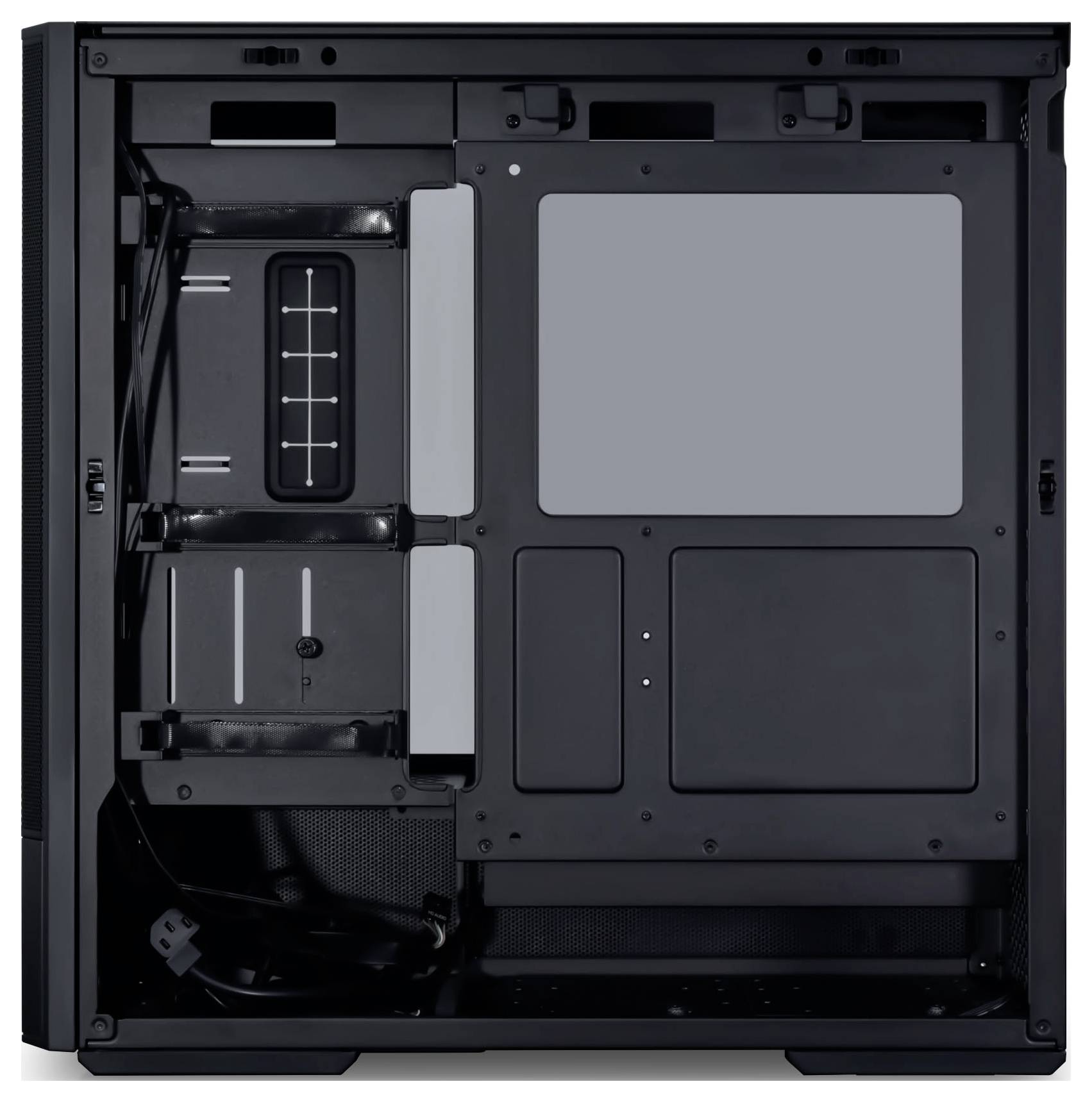 Vue intérieure d'un boîtier d'ordinateur ouvert et vide montrant les supports pour composants, les fonctionnalités de gestion des câbles et l'espace prévu pour l'installation de la carte mère.