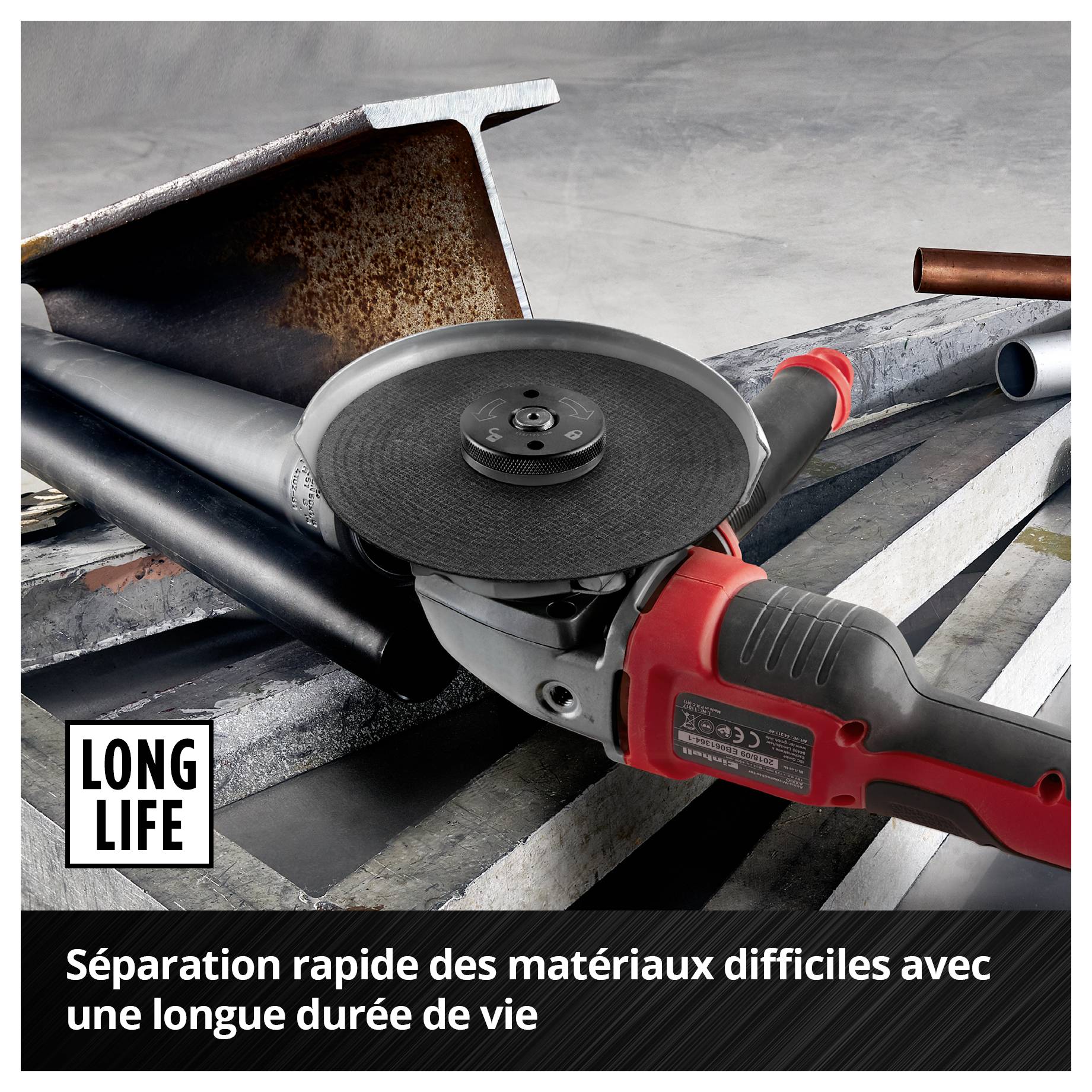 Une meuleuse d'angle coupe le métal sur une pile de profils d'acier. Sur l'image, il est écrit : « Séparation rapide de matériaux exigeants avec une longue durée de vie ».