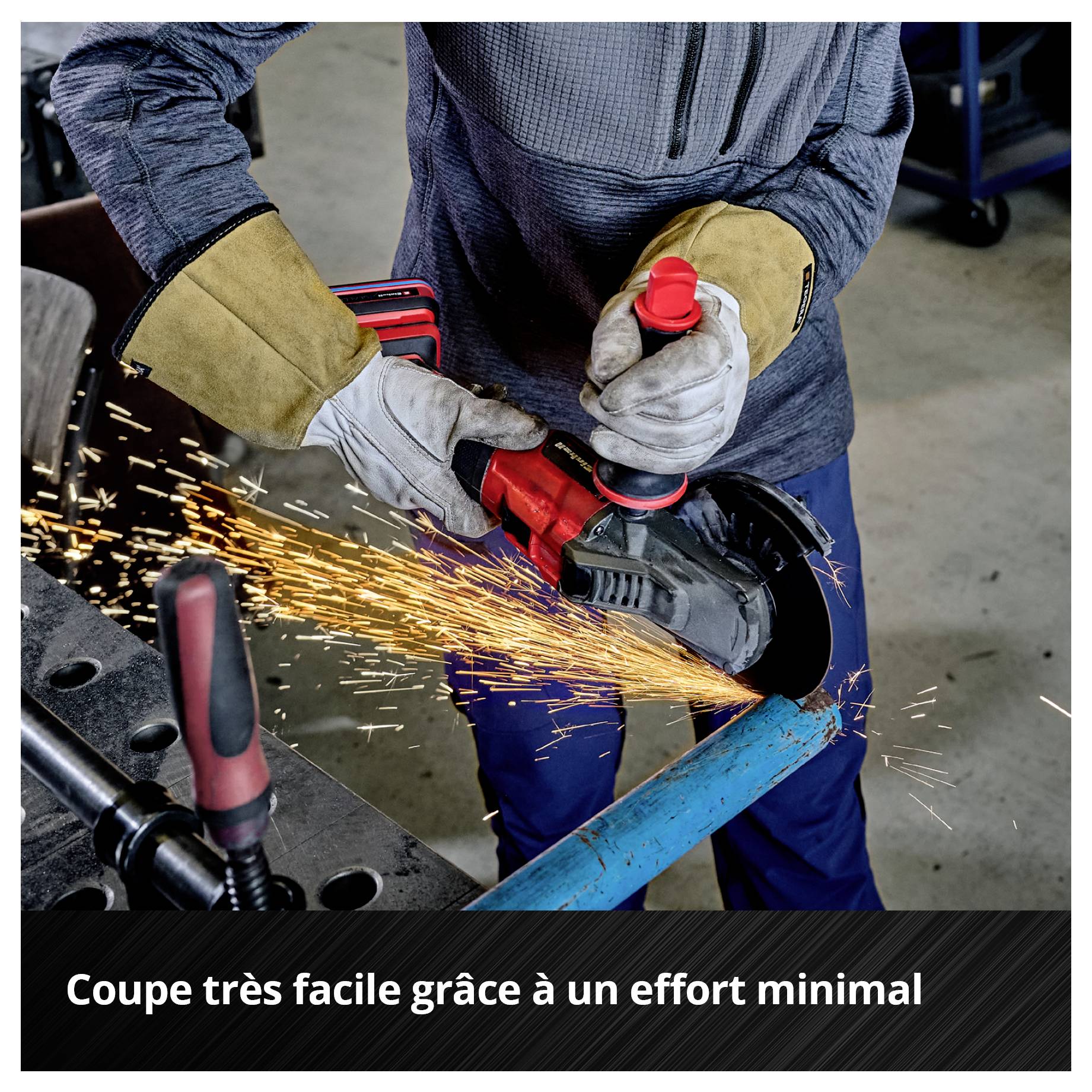 Une personne meule un tuyau avec une meuleuse d'angle. Des étincelles jaillissent du métal. Texte « Entaille très légère grâce à peu d'effort ».