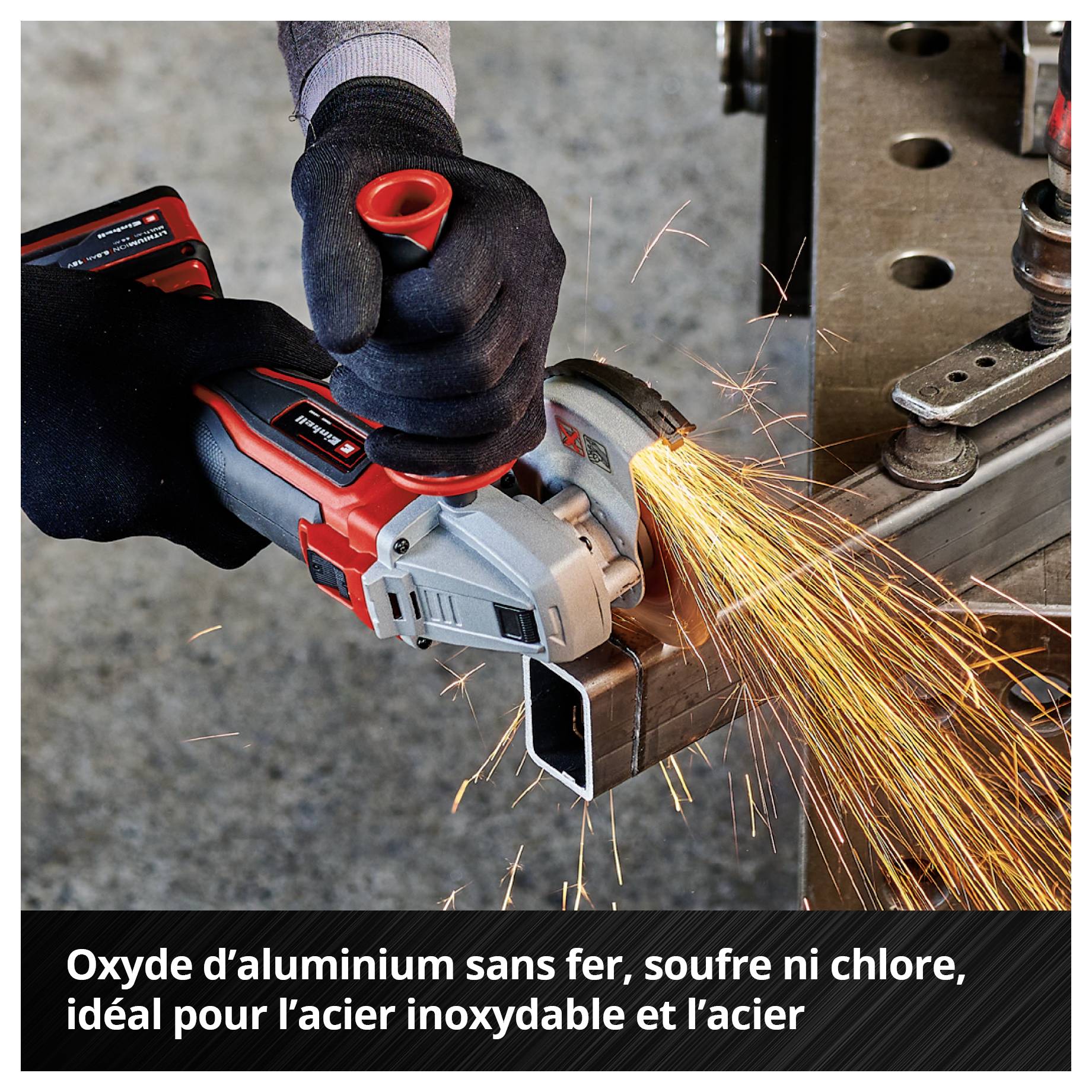 'Une personne coupe du métal avec une meuleuse d'angle. Des étincelles jaillissent du métal. Texte : Oxyde d'aluminium exempt de fer, de soufre et de chlore, idéal pour l'acier inoxydable et l'acier.'