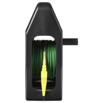Un enrouleur de tuyau noir avec un embout jaune et un tuyau vert enroulé soigneusement, équipé d'une manivelle sur le côté pour le rembobinage.