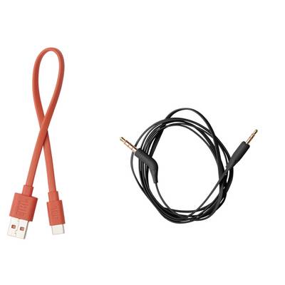 Un câble USB rouge court à côté d'un câble audio de 3,5 mm noir enroulé sur un fond blanc.