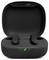 Étui de charge noir ouvert présentant deux écouteurs sans fil noirs avec un voyant vert indiquant qu'ils sont prêts à être utilisés.