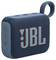Un haut-parleur portable bleu JBL avec une texture tissée et un logo de marque, équipé de boutons et d'une boucle pour un transport facile.