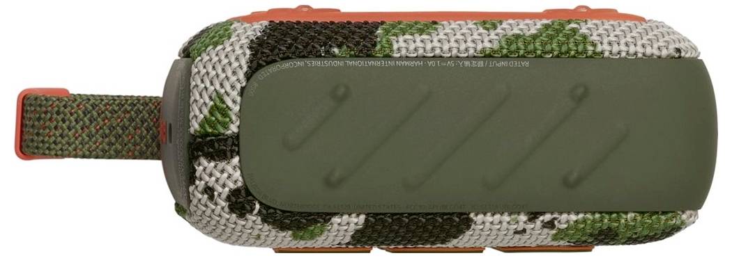 Enceinte portable avec un design camouflage et une texture en tissu, dotée d'une bandoulière et d'un extérieur robuste et résistant.