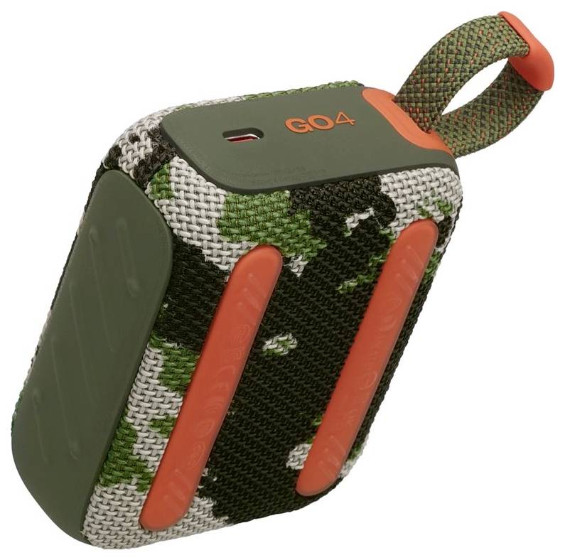 Un haut-parleur Bluetooth compact, au motif de camouflage, avec des touches orange et une sangle bouclée, portant l'étiquette « GO4 » près d'un port de charge.