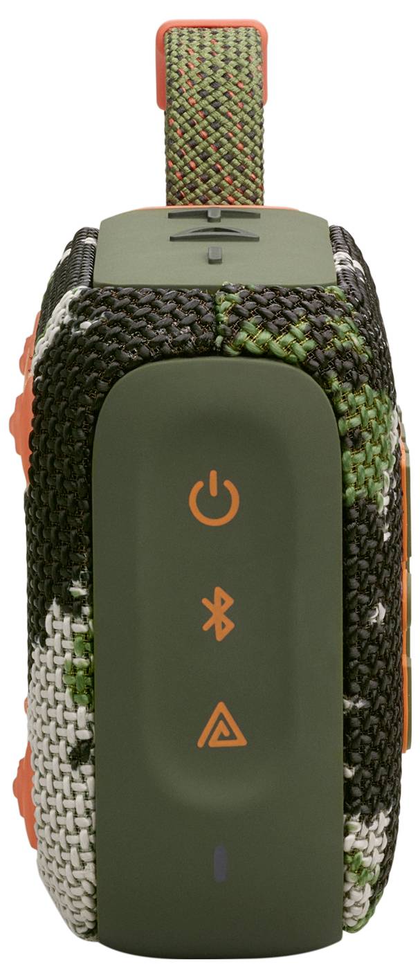 Un haut-parleur portable avec un motif de camouflage, doté de boutons pour l'alimentation, le Bluetooth, et une icône triangulaire, sur son côté.