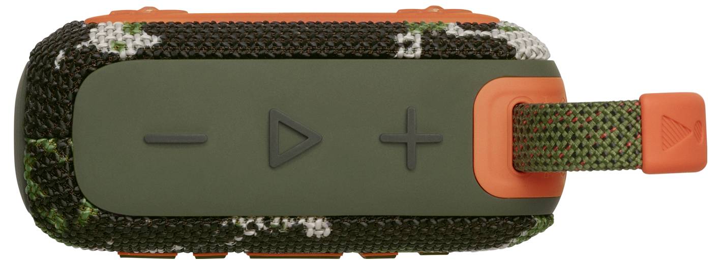 Un haut-parleur portable camouflé avec des boutons de volume et de lecture/pause sur le dessus et une boucle orange pour le transport.