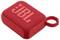 Un haut-parleur Bluetooth portable rectangulaire rouge avec une boucle pour le transport. Il est recouvert d'un tissu texturé et présente une marque 'JBL' en gras sur le dessus.