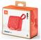Un emballage de produit présentant un haut-parleur Bluetooth JBL GO 4 en rouge, avec le logo JBL et un design d'éclaboussure d'eau, indiquant une résistance à l'eau.