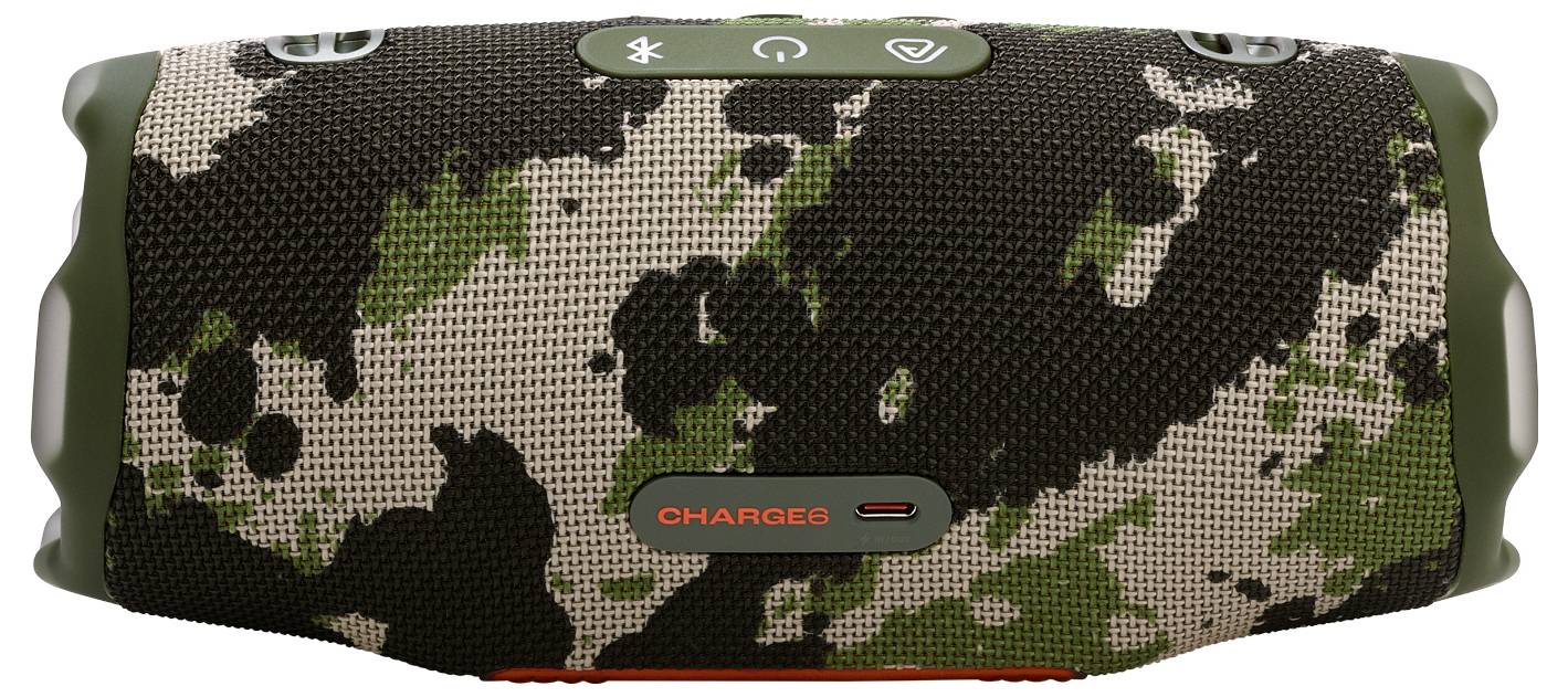 Un haut-parleur portable avec un design de camouflage vert et noir et un voyant lumineux 'CHARGE' sur l'avant.