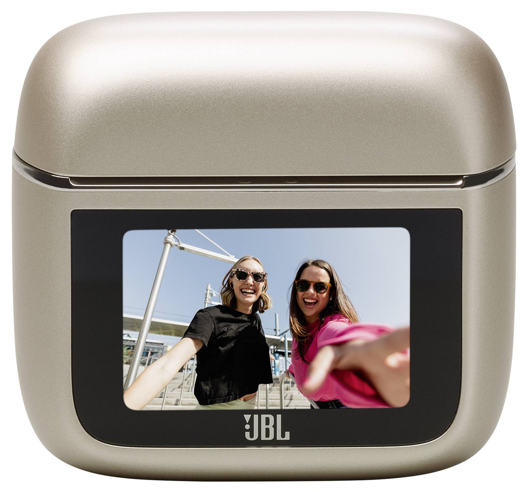 Enceinte JBL avec un affichage numérique montrant deux personnes souriantes à l'extérieur, capturant un selfie.