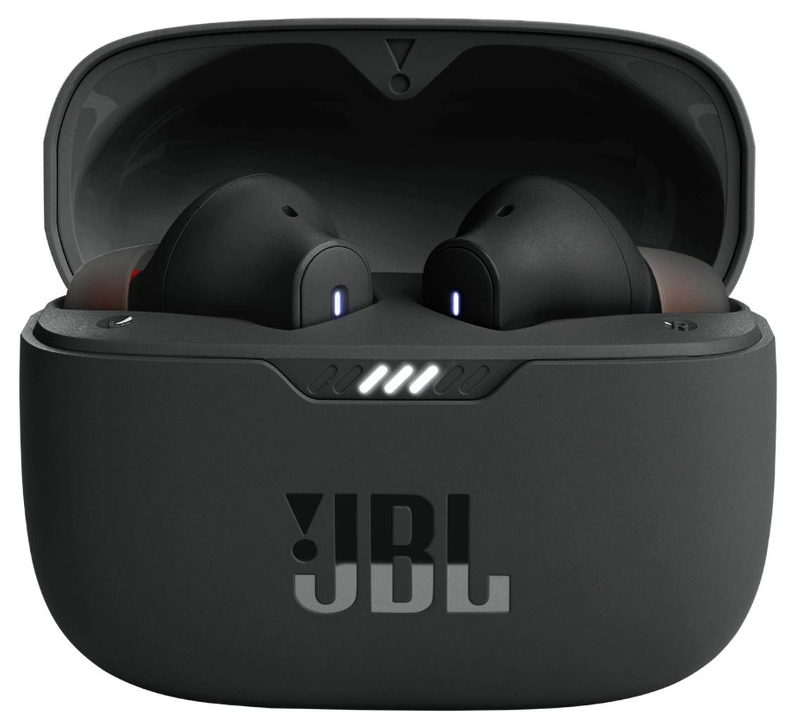 « Écouteurs sans fil JBL dans un étui de charge noir, partiellement ouvert avec des voyants lumineux. Logo visible sur le devant. »