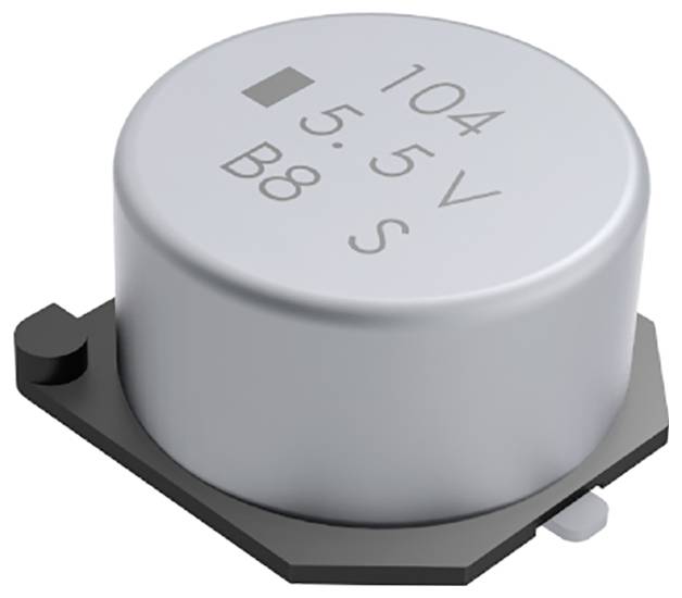 Un condensateur électrolytique rond en argent, avec les marquages « 104 », « 5,5 V » et « B8 S » sur le dessus, conçu pour les circuits électroniques.