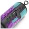 Un haut-parleur Bluetooth portable avec une housse en tissu aux couleurs violet et bleu-vert éclatantes, affichant des boutons de commande et des ports de charge.
