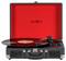 Un tourne-disque portable avec un intérieur rouge et un disque vinyle noir sur la platine, installé dans un boîtier de style valise.