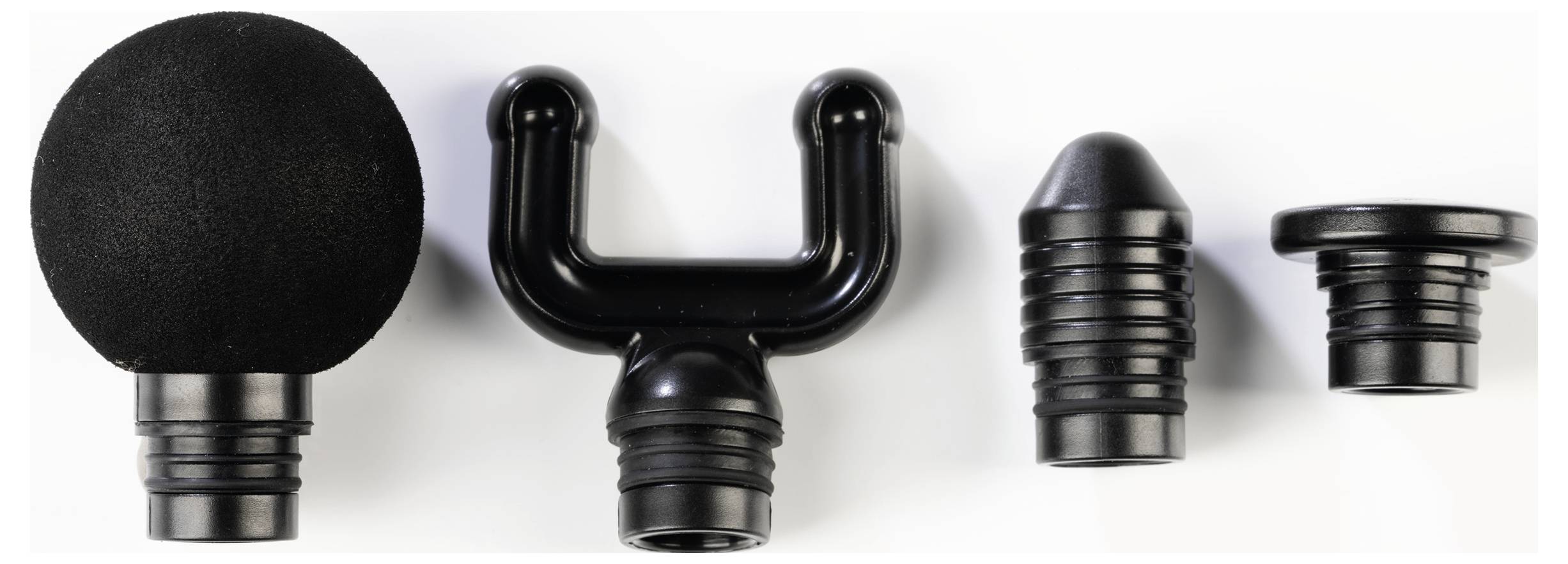 Quatre embouts de pistolet de massage noirs : une tête en mousse arrondie, une tête en forme de U, une tête conique et une tête plate, chacun conçu pour différentes zones musculaires.